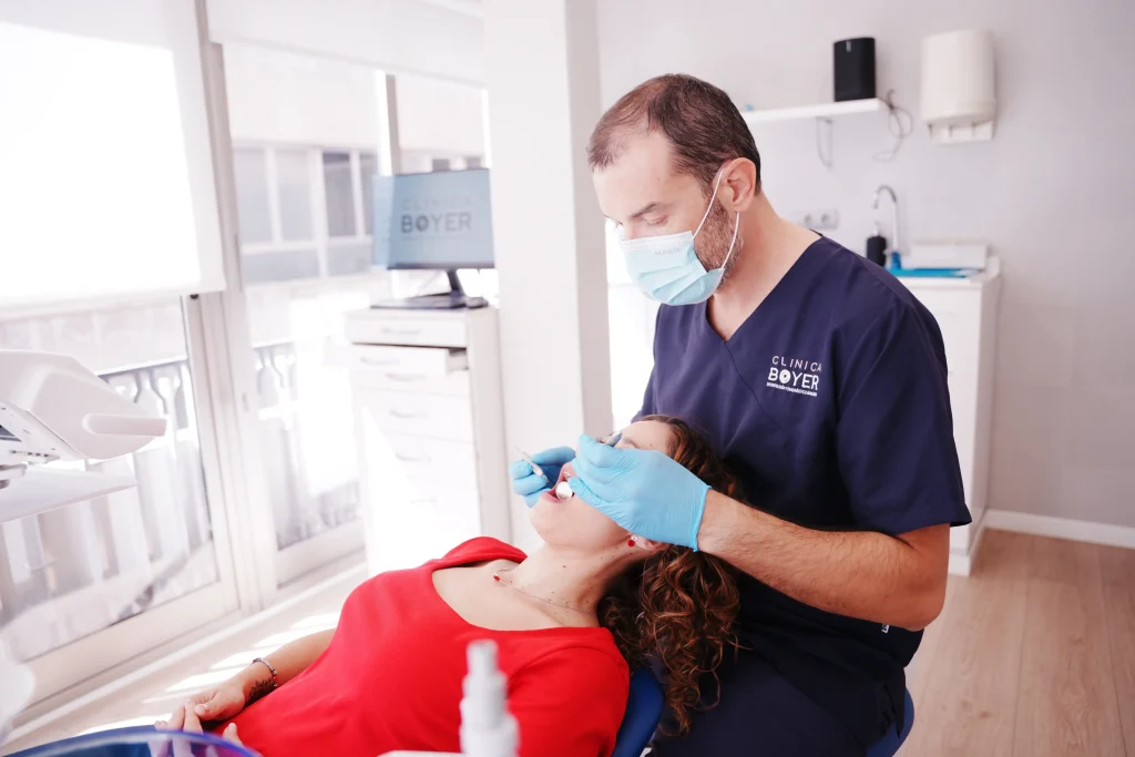 Mujer en Clínica dental realizándose una periodoncia