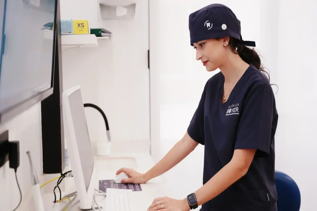 Dentista mujer analizando datos