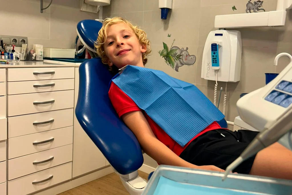 Niño sonriendo en el dentista