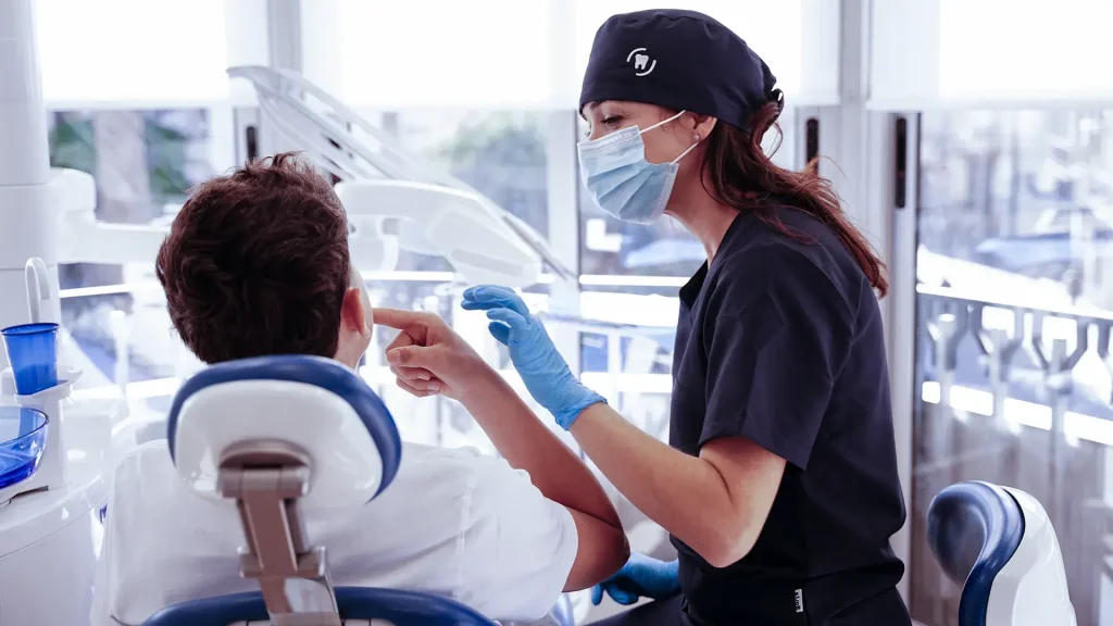 Higienista en Crevillente realizando limpieza dental