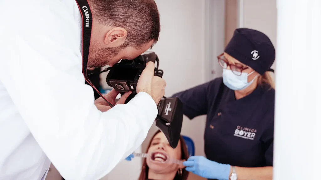Dentista Crevillente revisando paciente