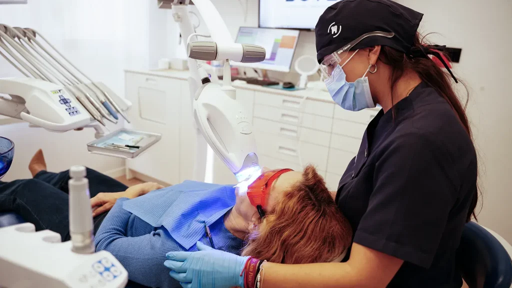 Paciente siendo revisado en clinica dental crevillente