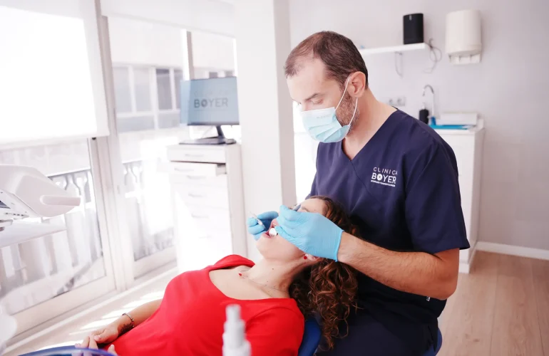 Mujer en Clínica dental realizándose una periodoncia