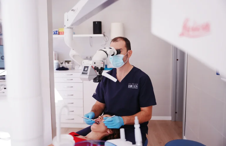 Dentista en clínica dental Francisco Boyer