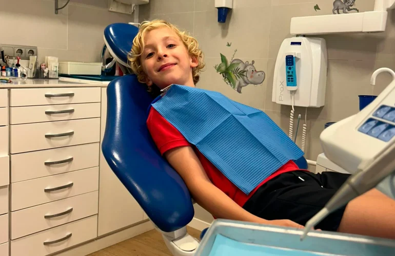 Niño sonriendo en el dentista
